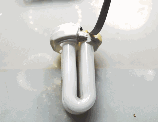 ▲ 使用直流高压电源驱动荧光灯