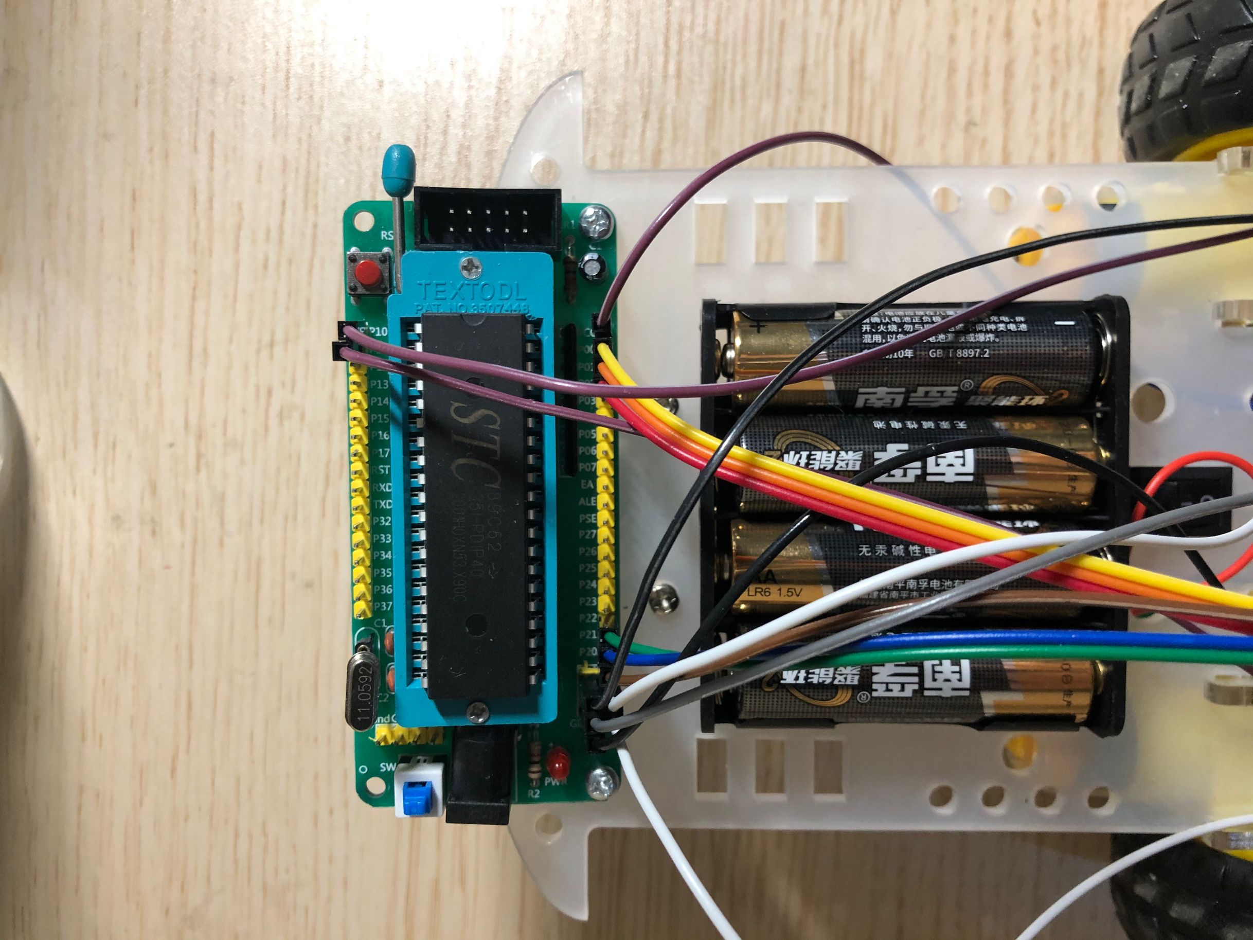 最上侧的单独的一根紫线供电