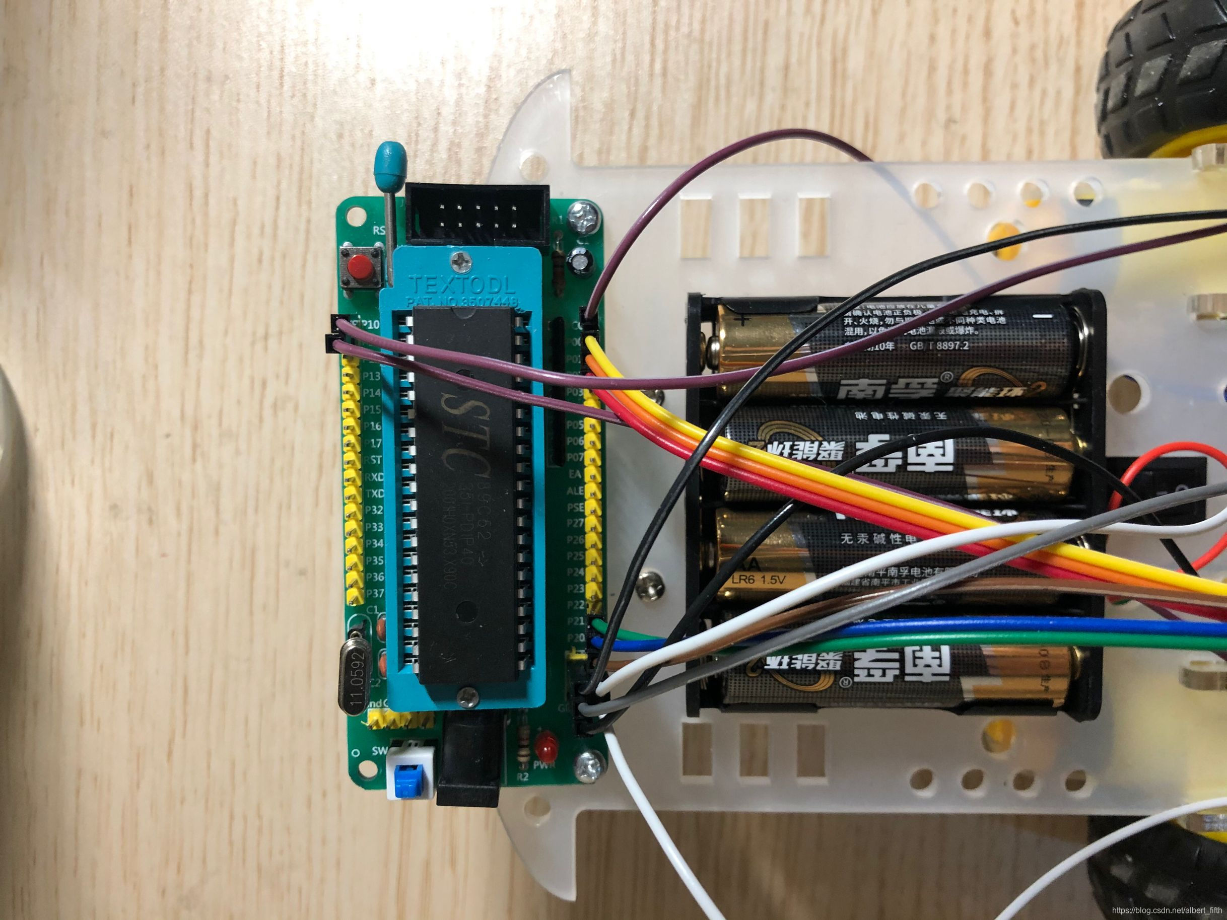 最上侧的单独的一根紫线供电