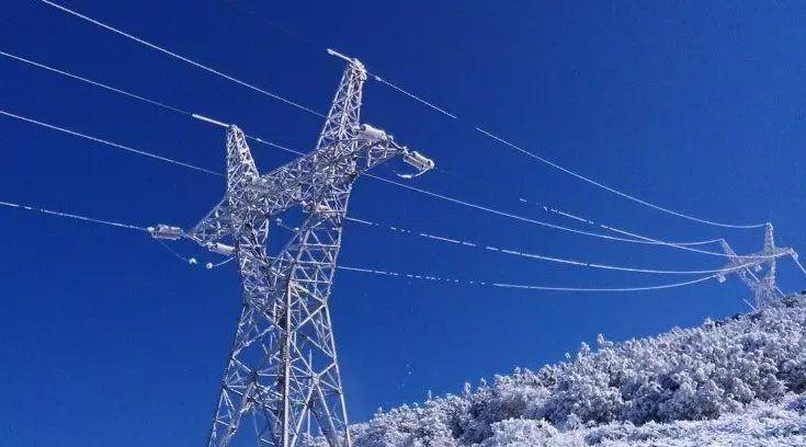 冬季,部分省份已經開啟了凍雨,冰雪模式,當戶外輸電導線,鐵塔結上的冰