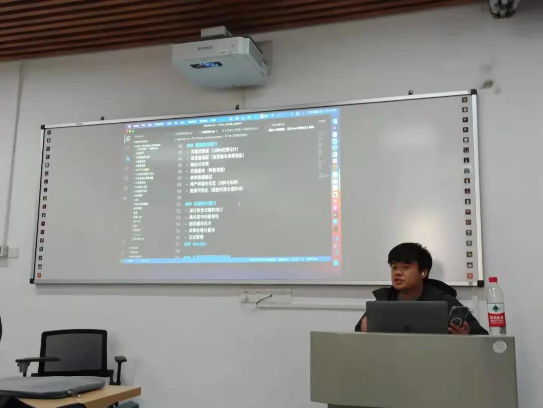 陈玉龙教官在上课