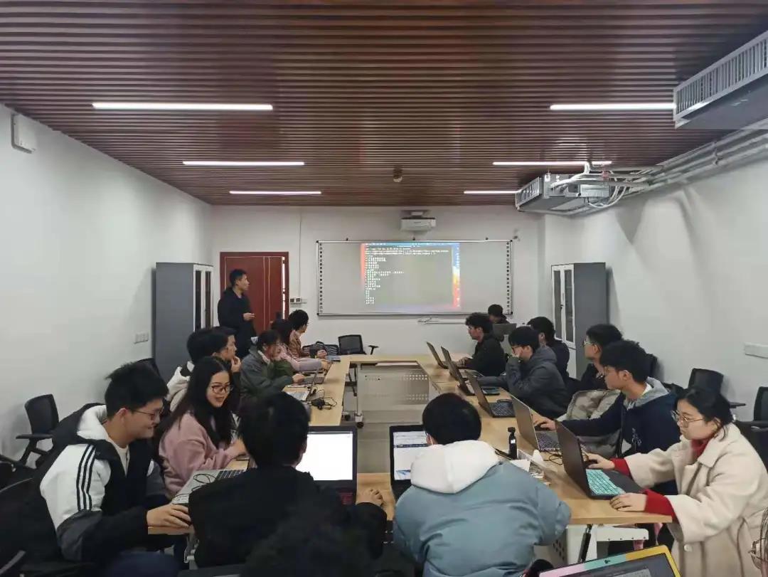 同学们在上课