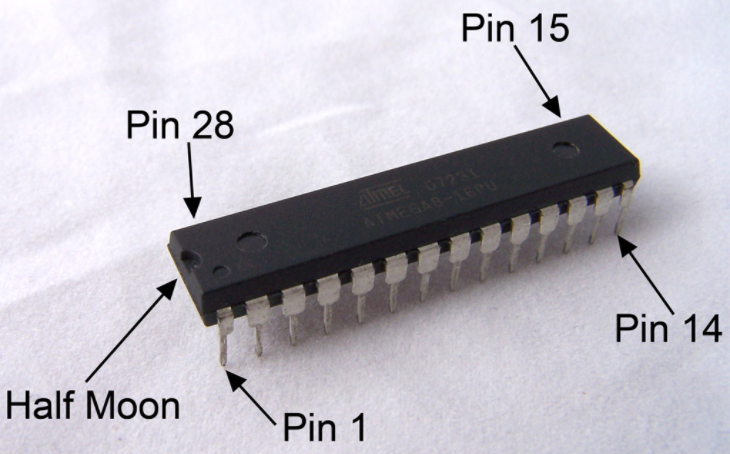 ▲ 通常集成芯片封装上会有小点表示管脚1的位置。保持所有芯片的方向一致便于你焊接和检查