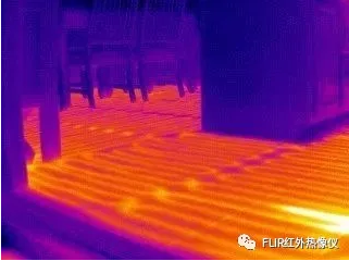 暖管道在混凝土地板下清晰可见