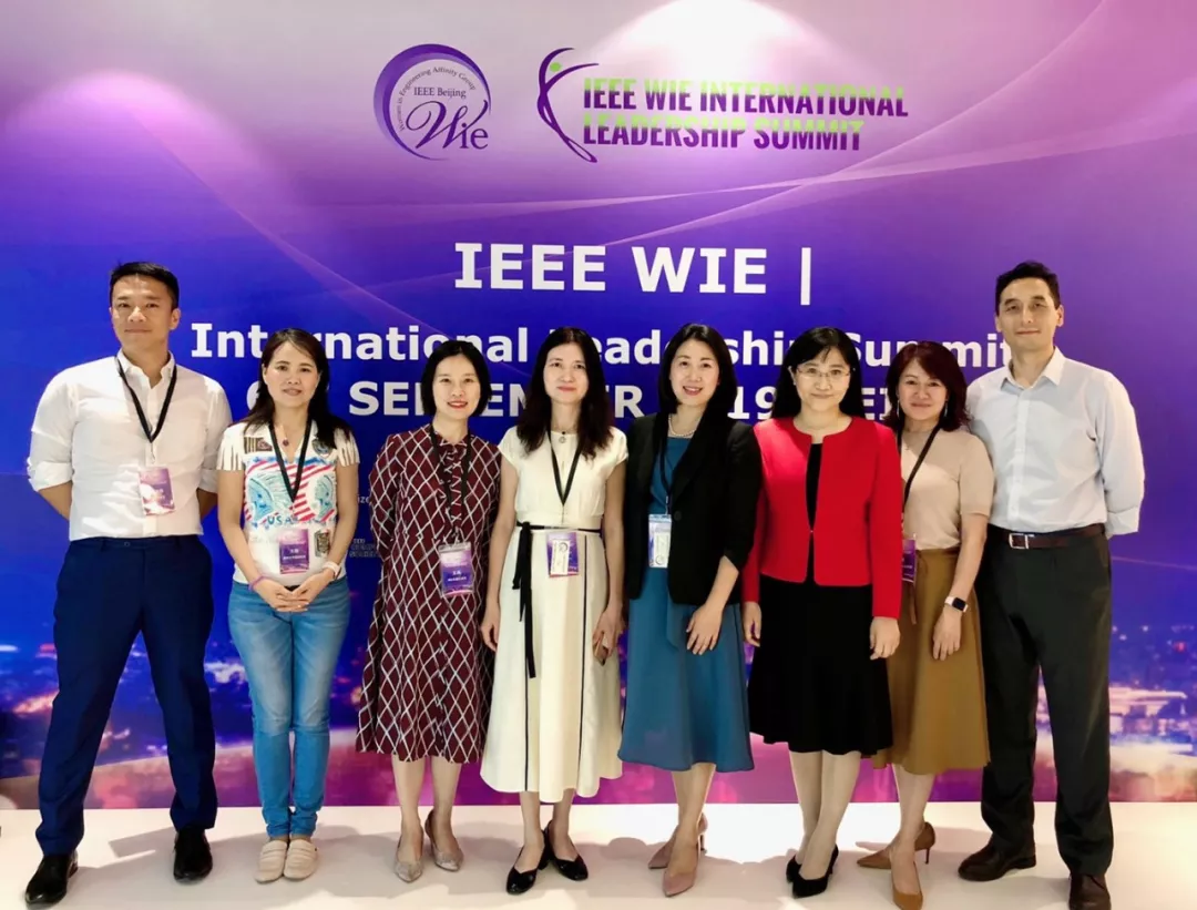 左起第四位为IBM中国研究院院长林咏华女士