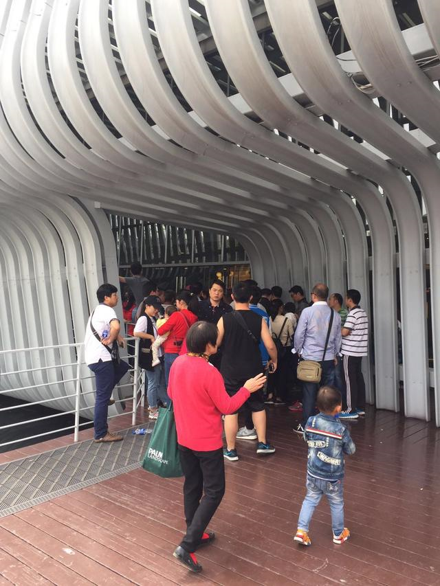 场地门口排满客户等候