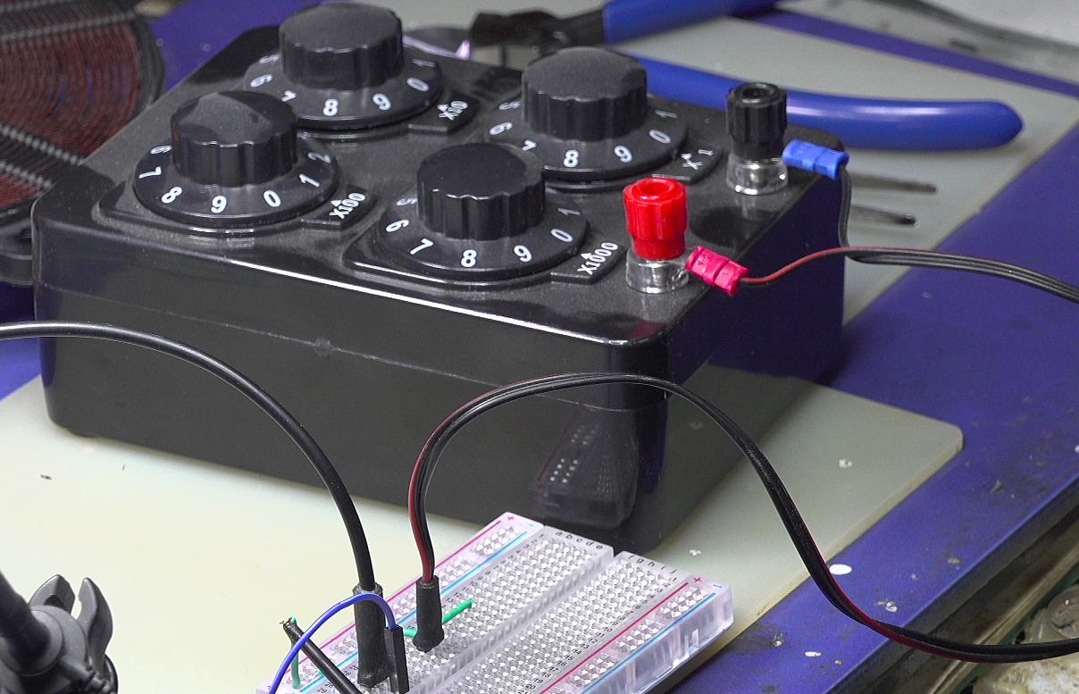 ▲ 使用电阻箱作为信号源输出的电阻负载