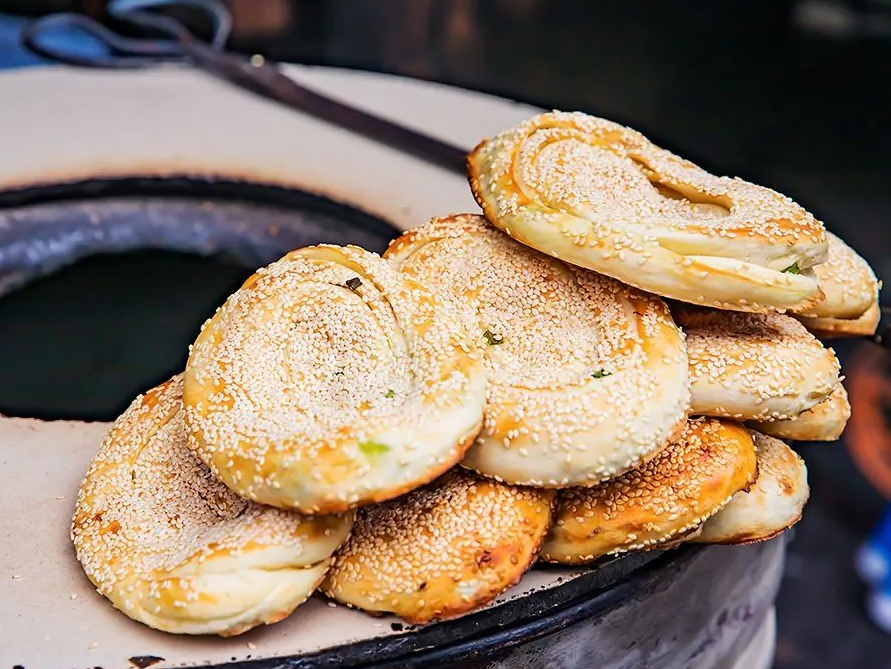 烧饼,属大众化的烤烙面食,品种颇多,有大饼,烤饼,缙云烧饼,温县古面坊