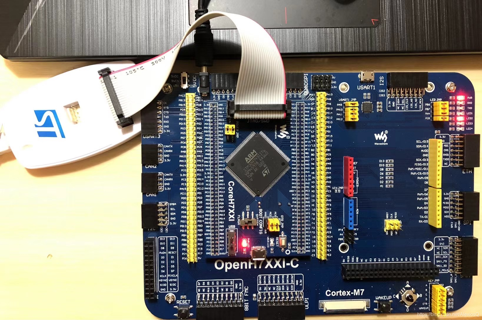 通过ST-link下载器，将代码下载进STM32H743的Flash中