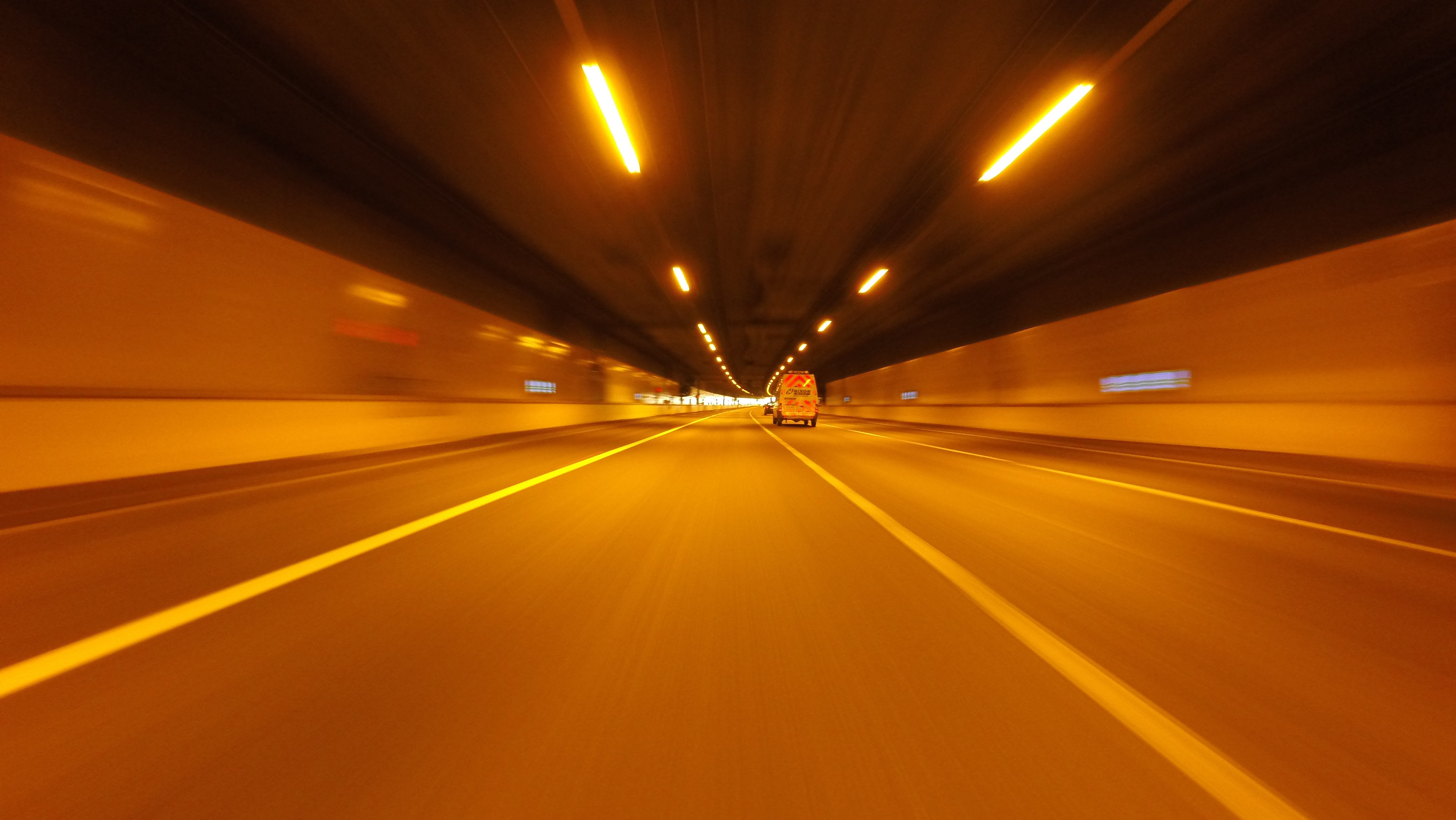 高速公路隧道图闪马智能,智建未来城市智慧交通行业的发展,闪马智能