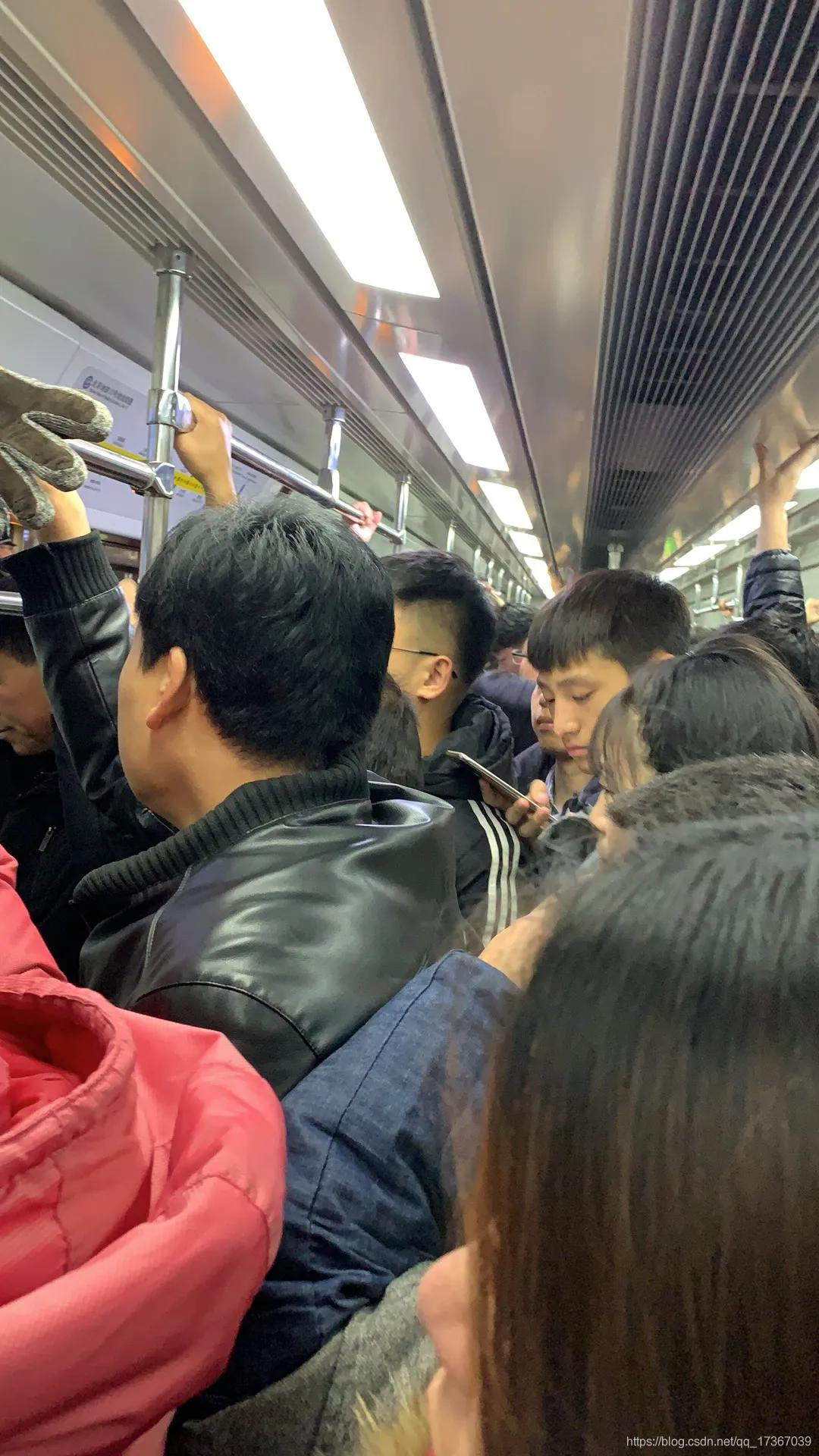 拥挤的北京地铁