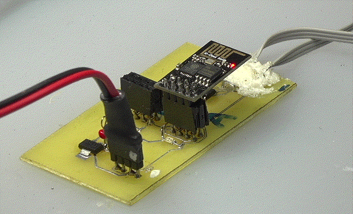 ▲ 利用串口通讯板对于ESP8266进行下载固件