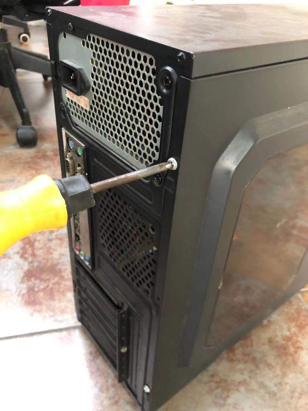 电脑主机启动鼠标键盘指示灯均有亮屏幕显示无信号输入