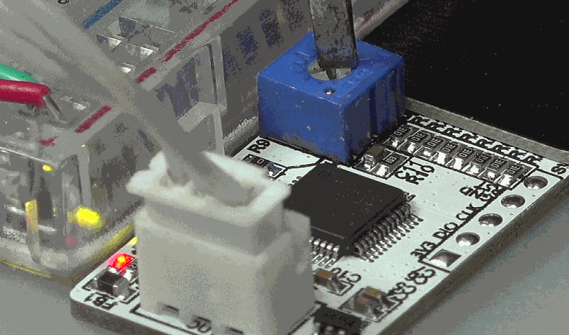 ▲ 使用改锥调节电位器改变检测阈值