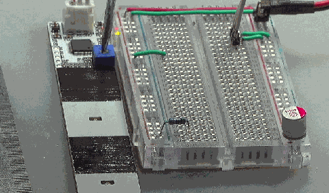 ▲ 使用手指来触发光电检测板