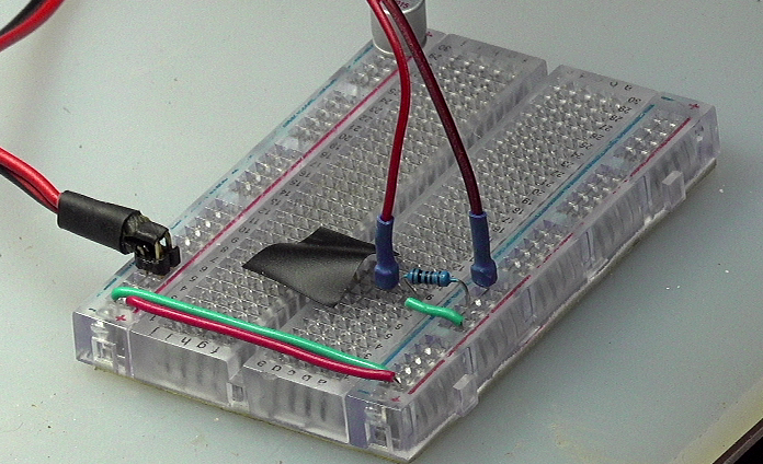 ▲ 使用黑色胶带将光敏管遮住