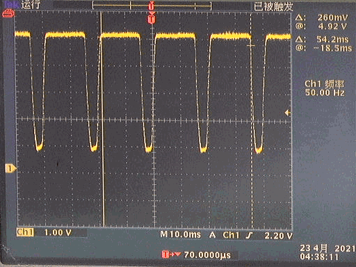 ▲ 使用手遮挡等待上方的光引起的T1集电极电压波形变化