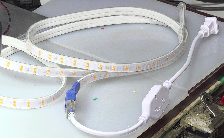 ▲ 金黄色LED灯带的结构