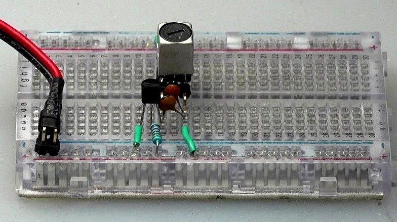 ▲ 面包板上搭建的测试电路