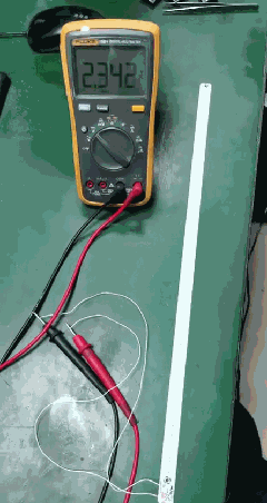 ▲ 焊接好的光电检测板的初步测试