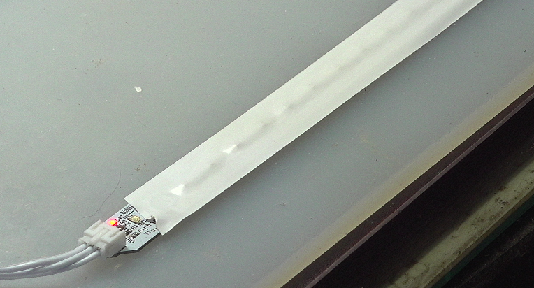 ▲ 使用白色胶带将检测LED带固定在桌面上