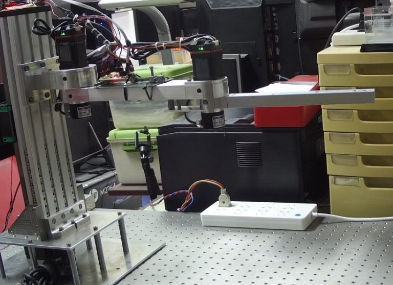 ▲ 四自由度上样机械臂