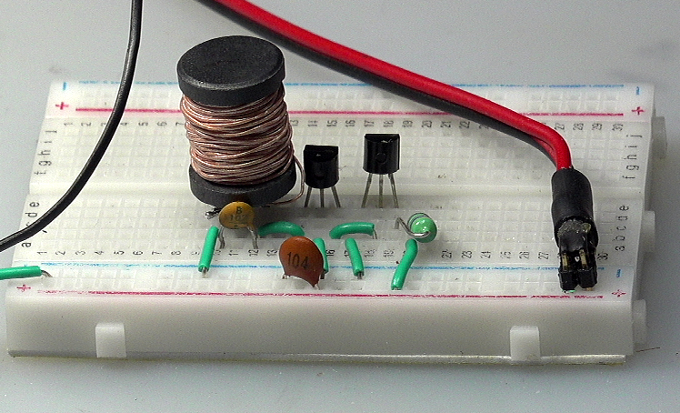 ▲ 将色环电感平方，使其与工字型天线的方向近似垂直