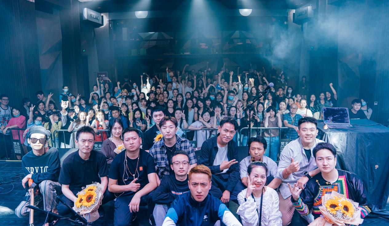 助力凉山贫困大学生 彝族音乐人举办集体公益演唱会