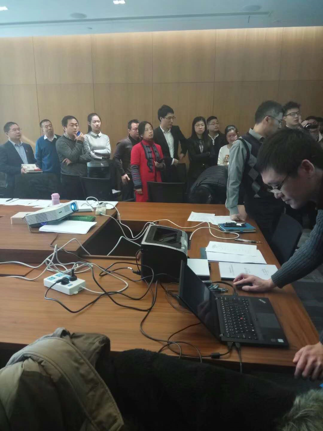 火爆热闹的招标现场