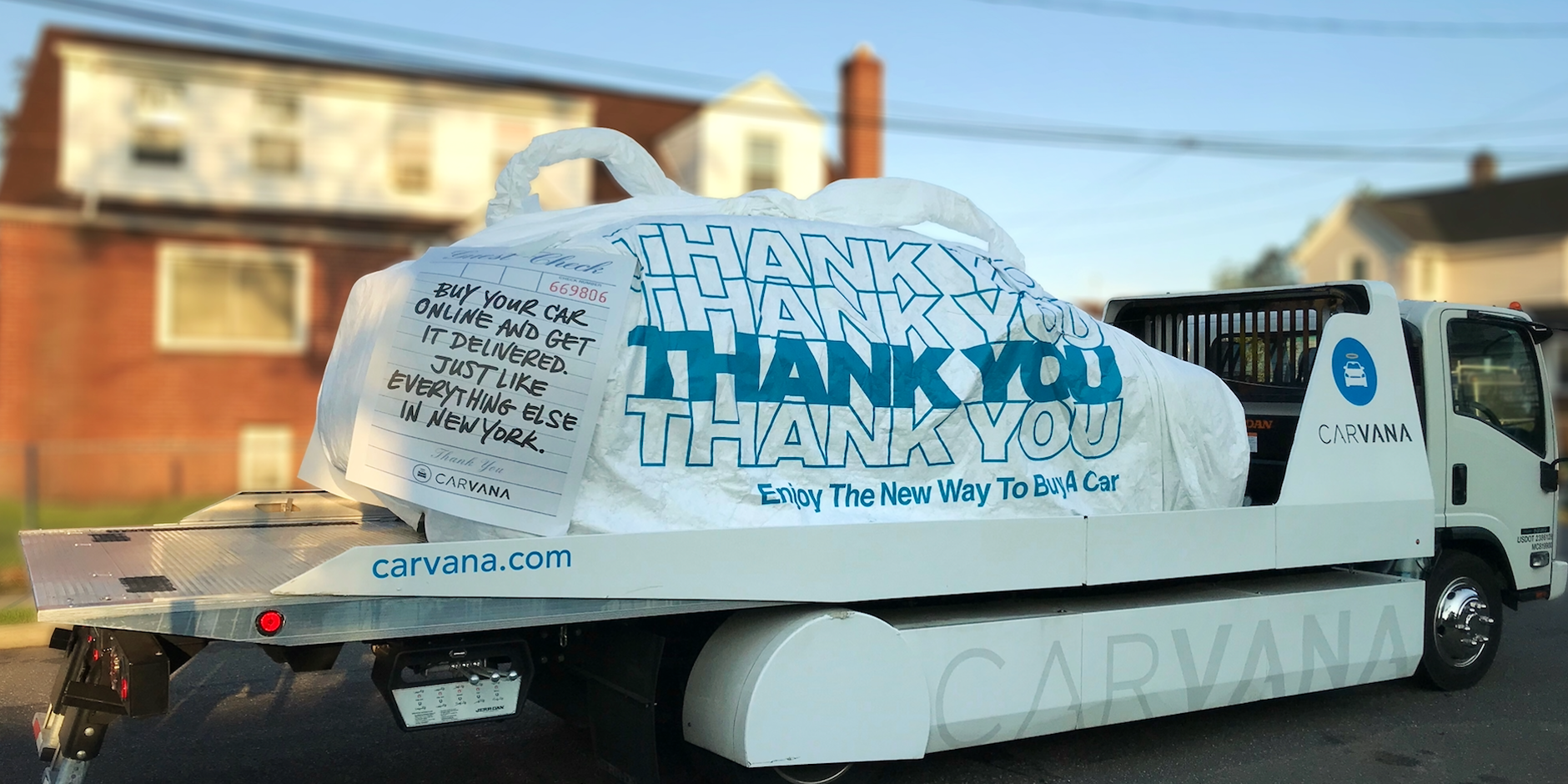 Carvana 请设计师为本次活动设计了巨大的汽车包装袋。