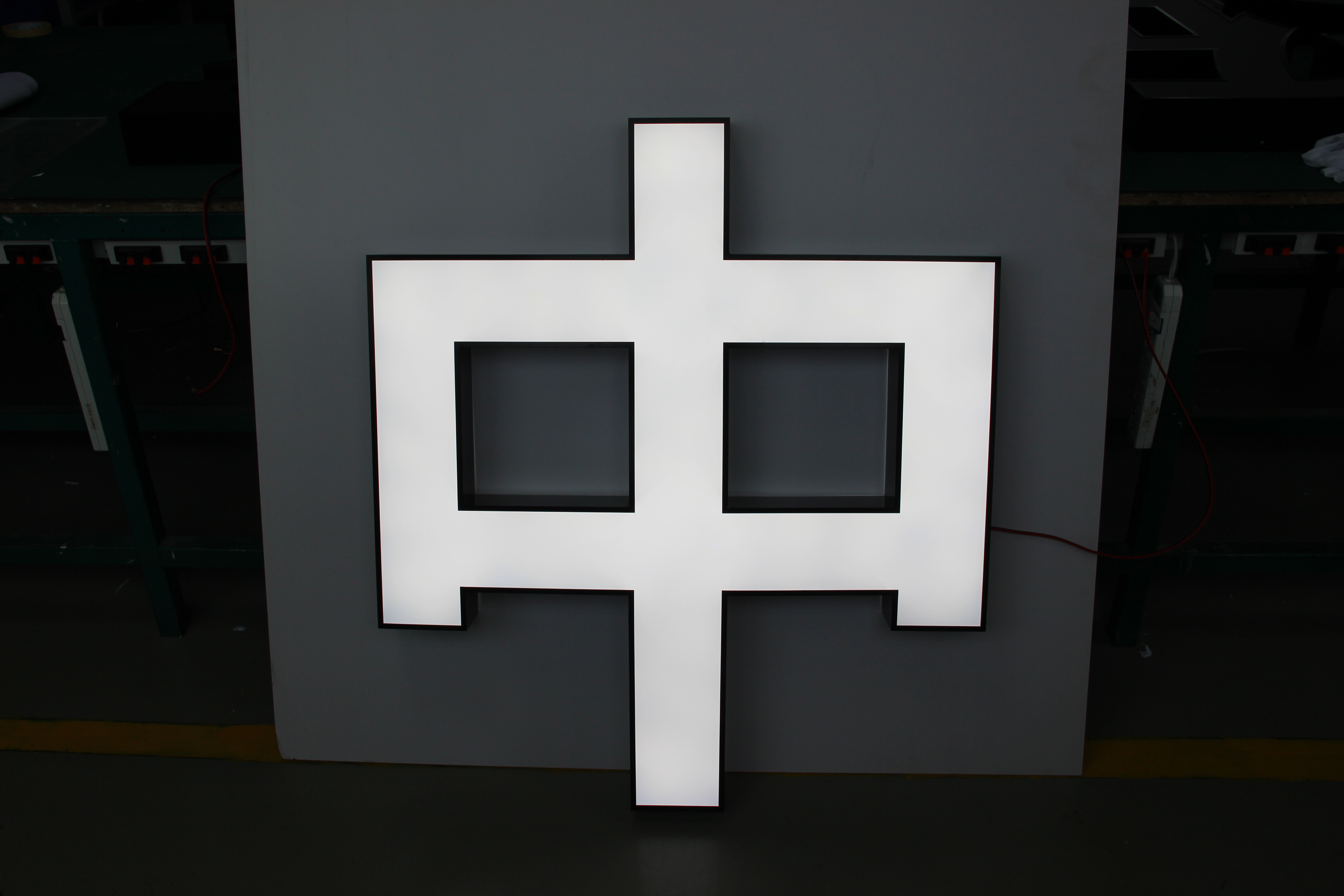 四,黑发白灯箱字三,贴膜灯箱字二,烤漆包边灯箱字