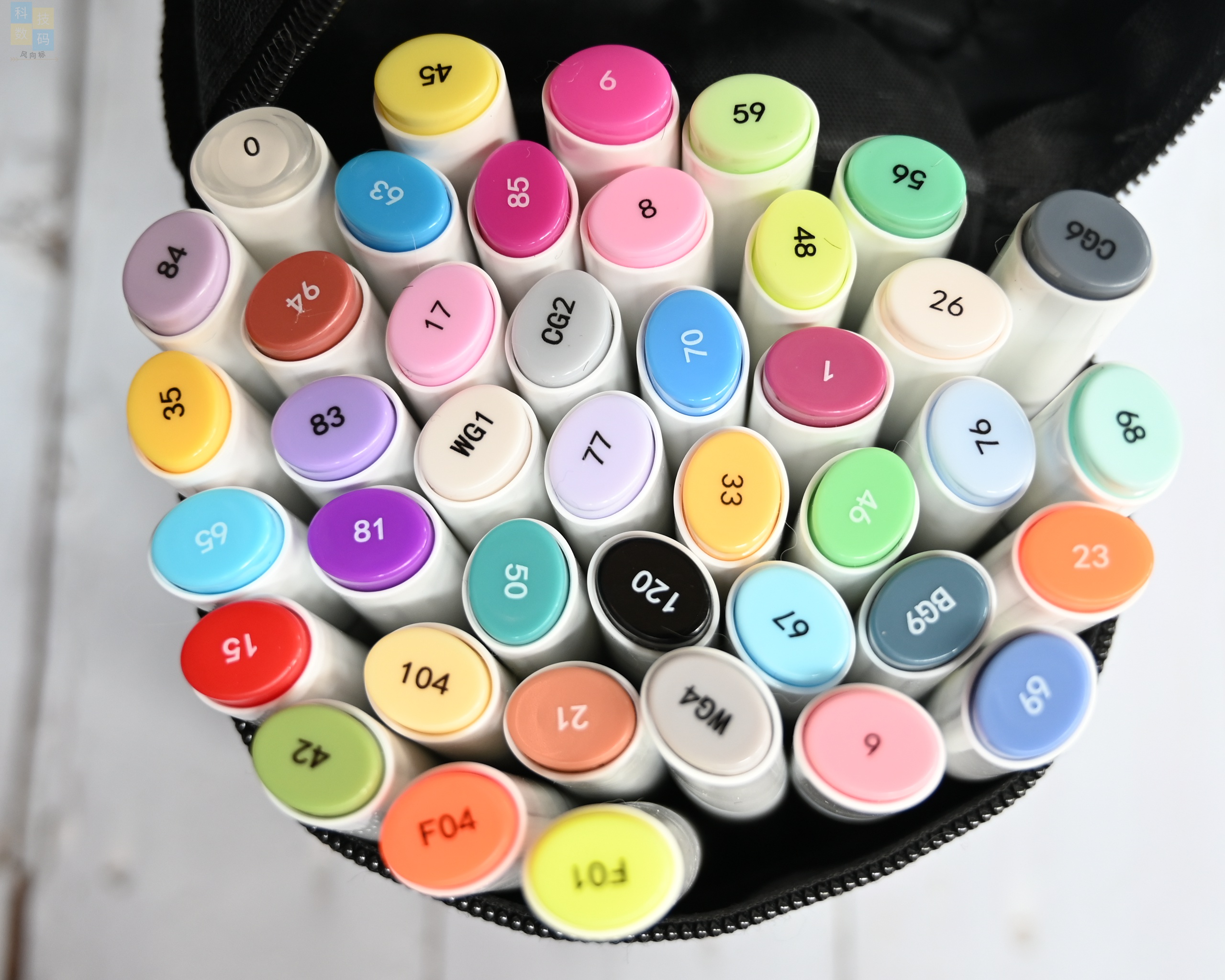 打开收纳袋之后,可以看到马克笔的笔盖上面不仅有对应的颜色,还有相应