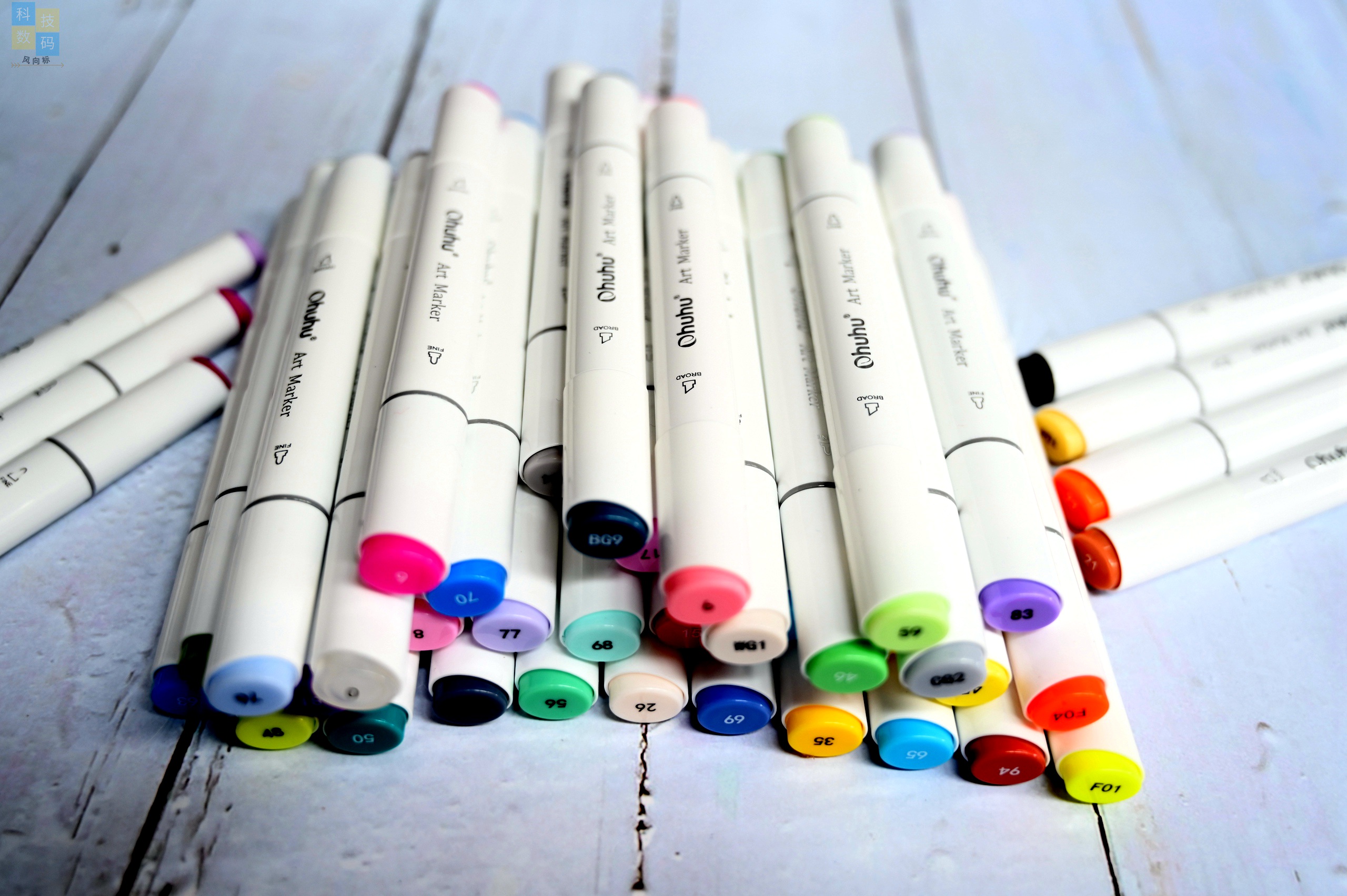 打开收纳袋之后,可以看到马克笔的笔盖上面不仅有对应的颜色,还有相应