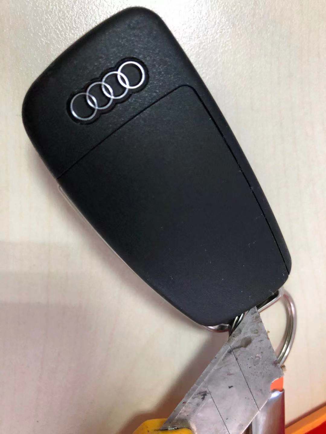 如何给奥迪 q3 遥控车钥匙更换电池?