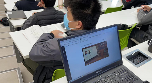 ▲ 图2.1 课堂上的同学们