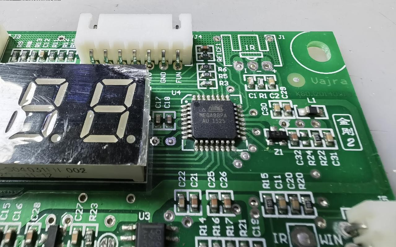 ▲ 图1.3.2 底层的电路板上的ATMEG88单片机