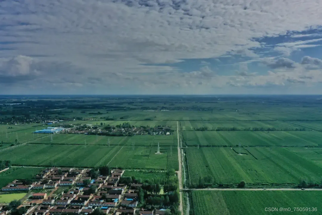 三大平原的分布和特点:东北平原,地表以肥沃的黑土著称,海拔多在200米