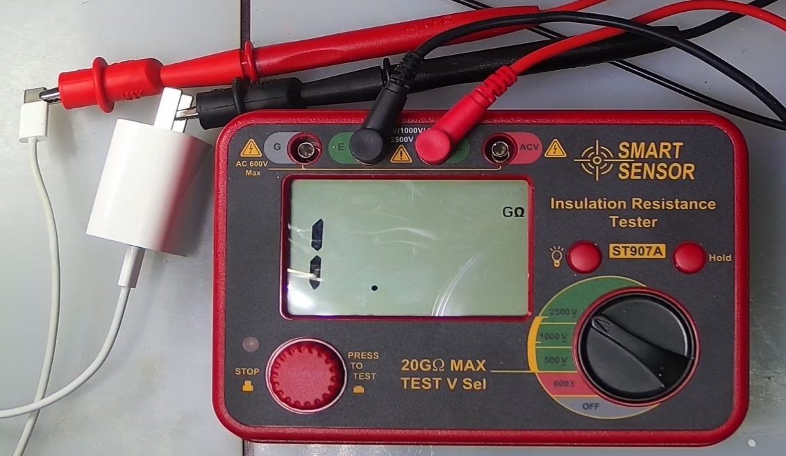 ▲ 图2.3.1 使用ST907A绝缘阻抗测试仪测量220V接口道低压输出之间的绝缘电阻