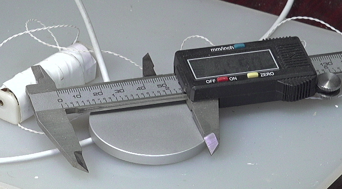 ▲ 图1.1 测量一下充电盘的直径和厚度
