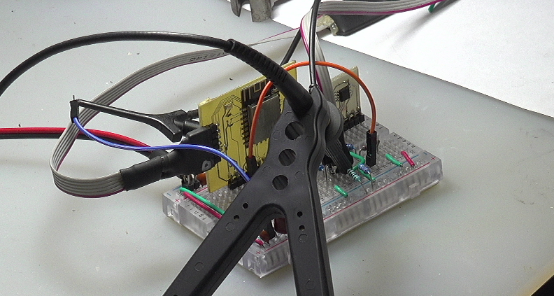 ▲ 图2.2 在面包板上搭建的实验电路