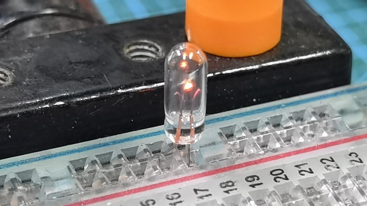 小型白炽灯珠的伏安特性_白炽灯工作电阻和冷却电阻-CSDN博客