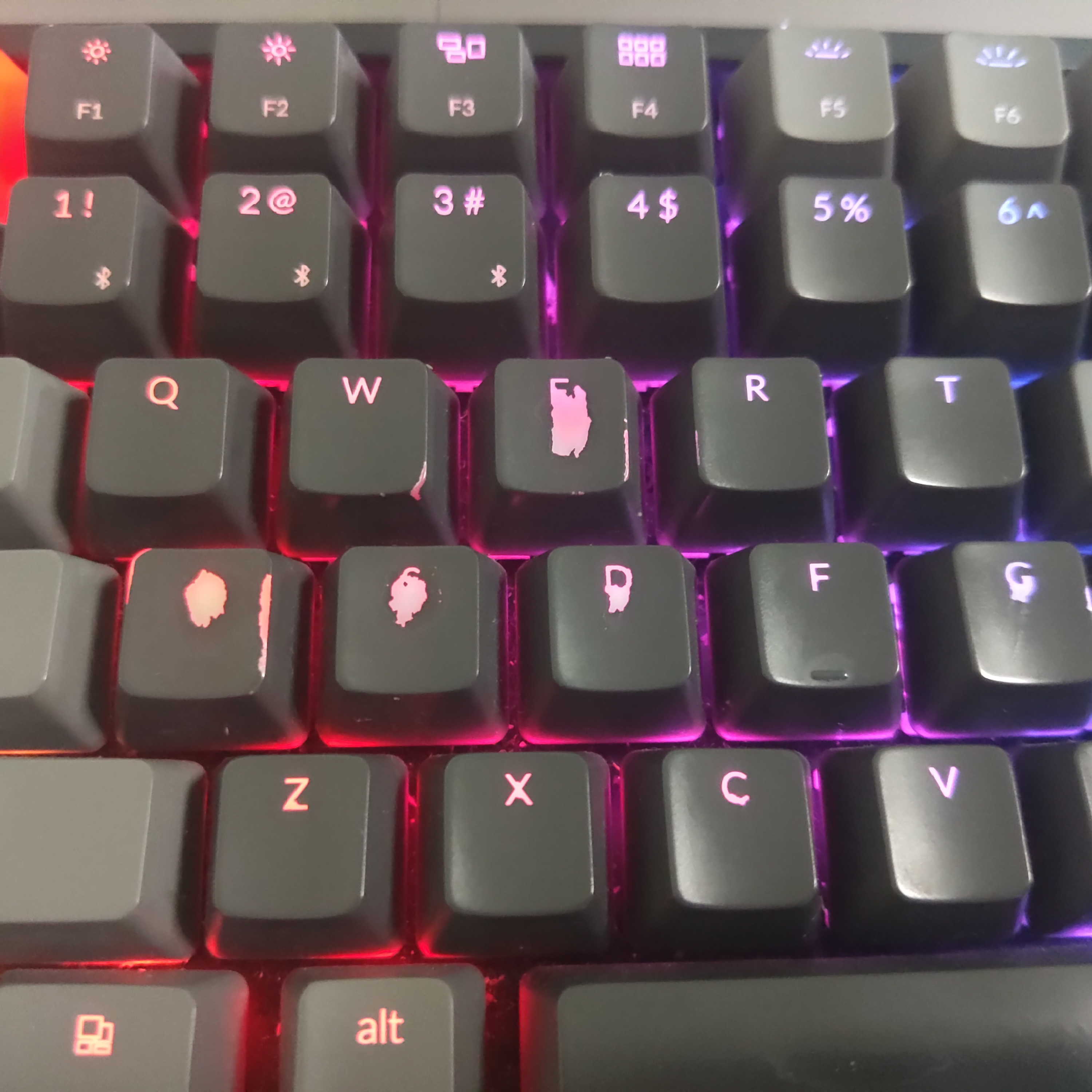 敲键盘太多，导致掉漆了