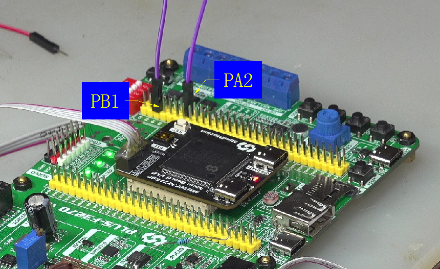 ▲ 图1.2.1 实验电路板：将PA2与PB1短接起来