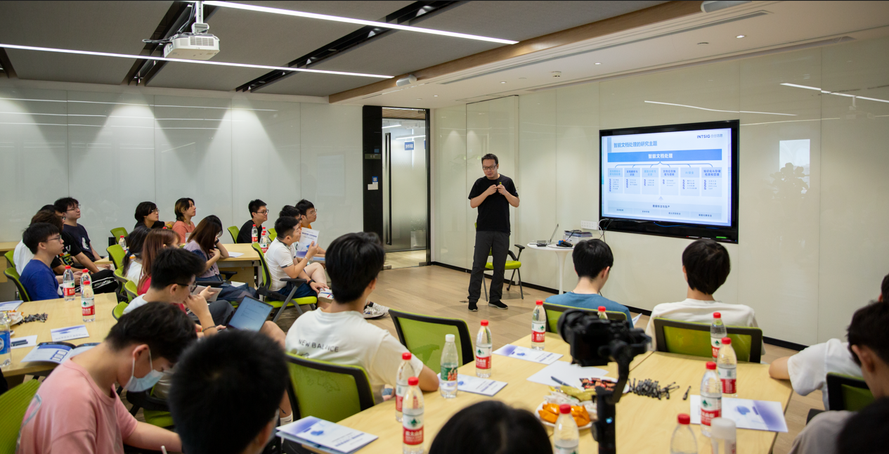 上海科技大学智能生活组齐聚合合信息，“沉浸式”体验人工智能产品