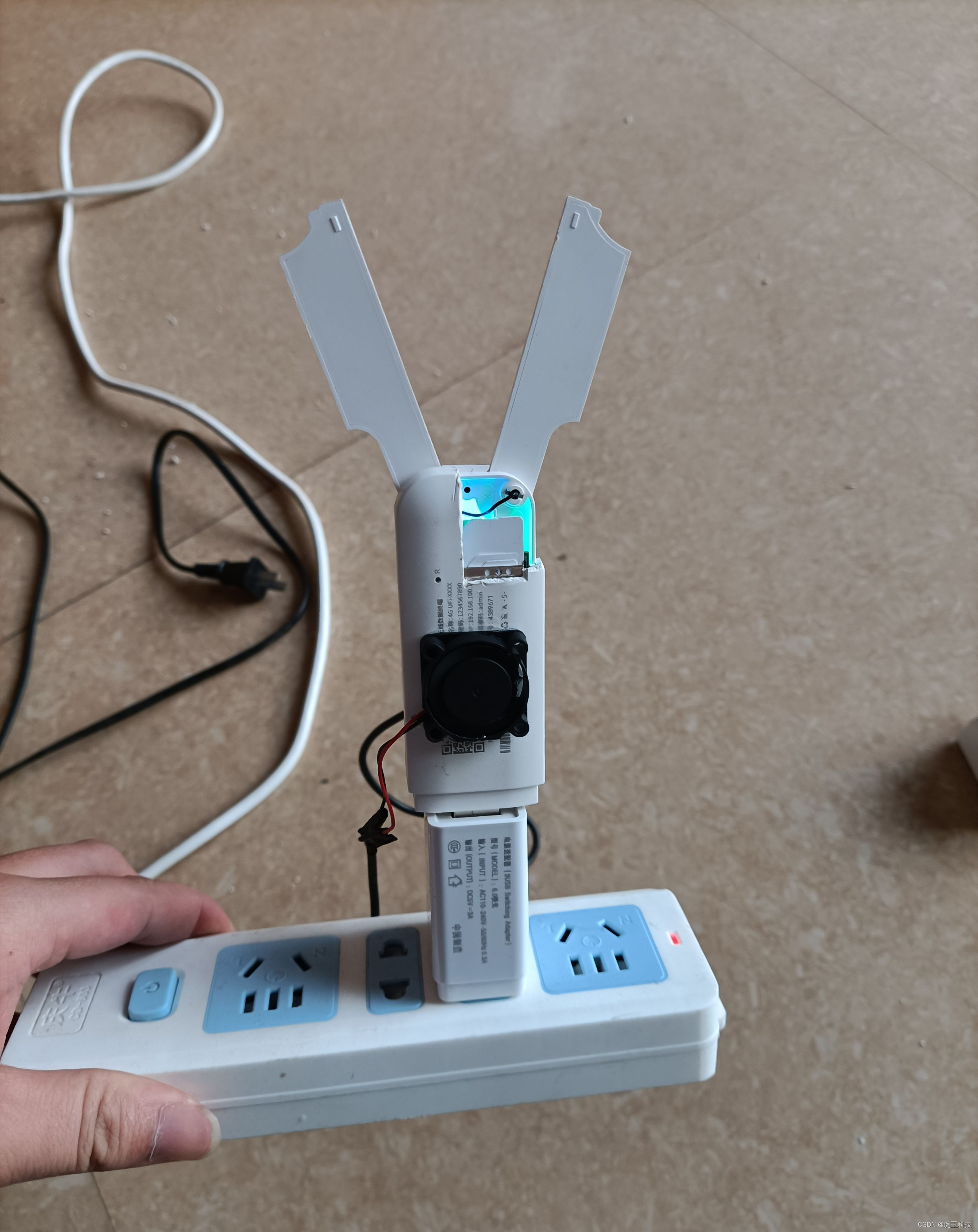 花了13块钱购买的小翅膀随身wifi安装了8个天线,网速300mbp/s