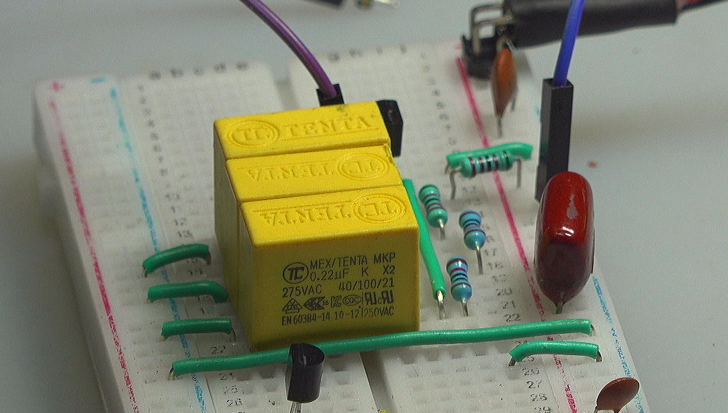 ▲ 图1.1.3 面包板上的搭建的测试电路