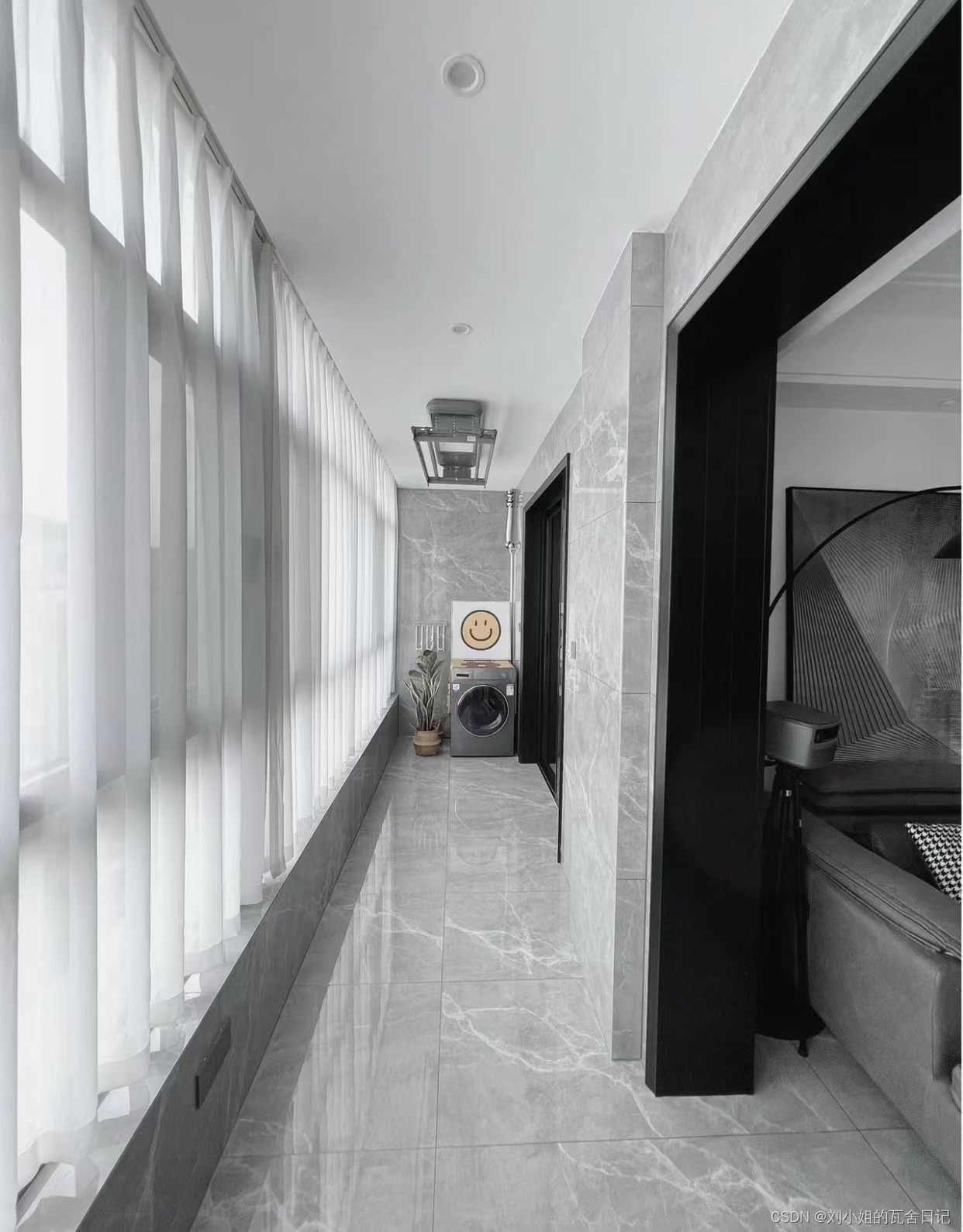 极简的装修风格,硬装都是很简约的灰色的地砖通铺,其他都是大白墙软装