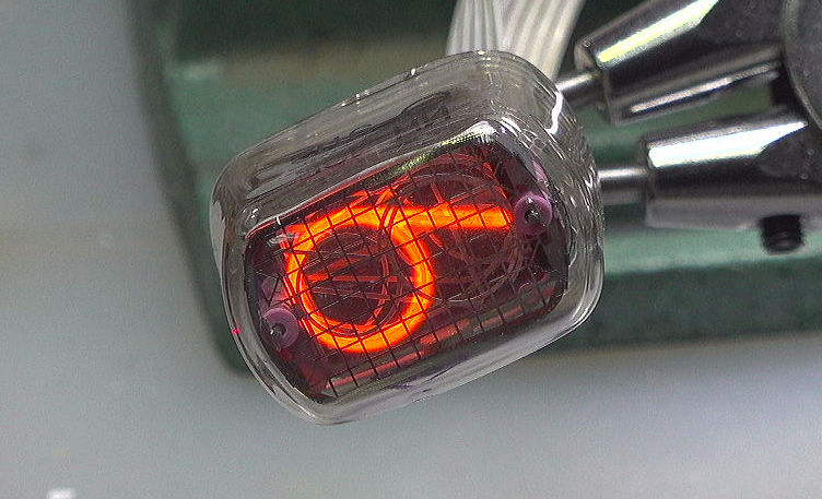 ▲ 图1.5.3 点亮后的IN-12辉光数码管