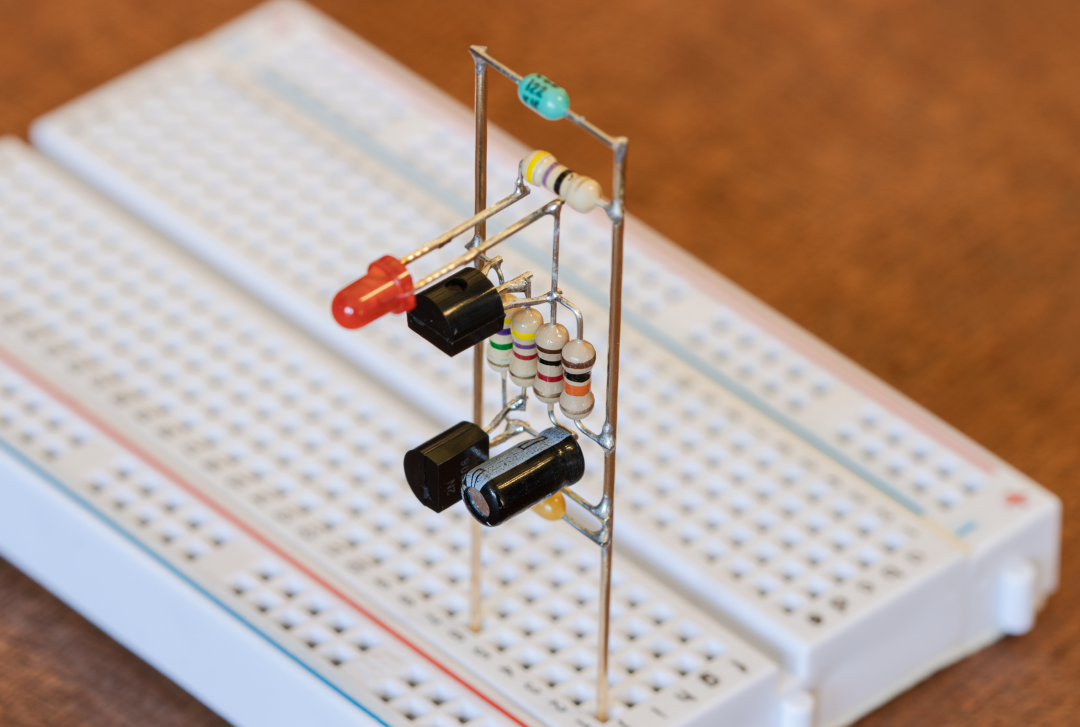 ▲ 图2 双三极管震荡电路