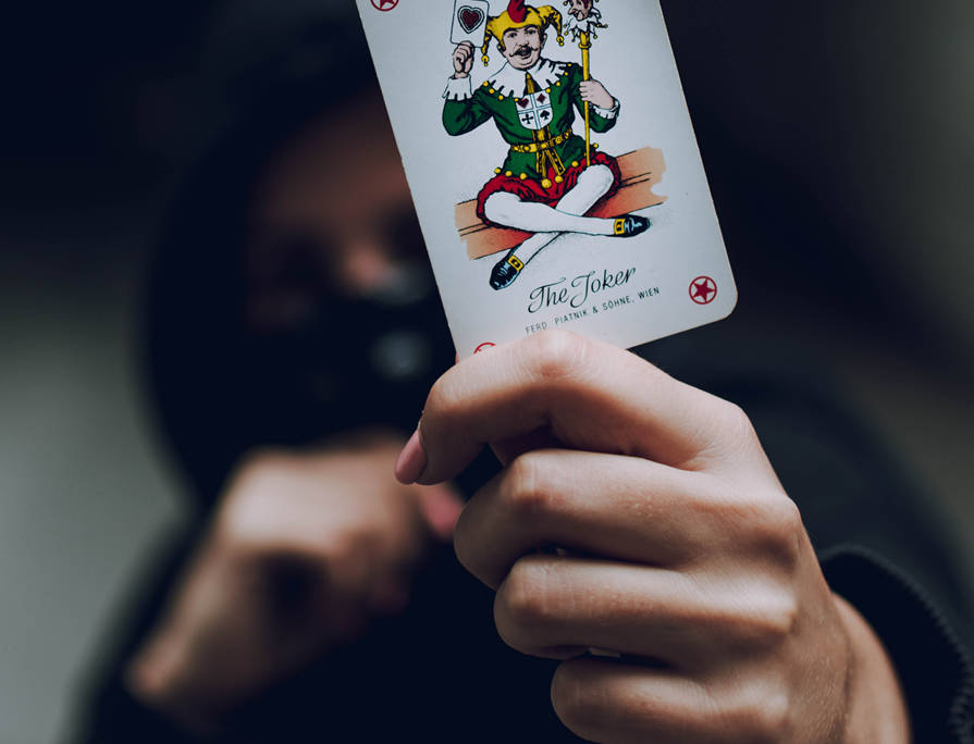 小丑拿扑克牌的照片图片